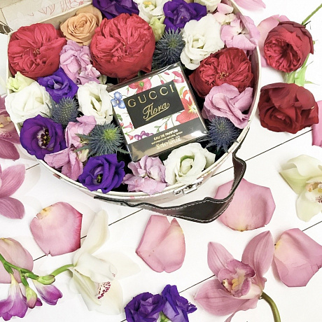 Цветы в коробке с духами Gucci Flora  - Фото 1