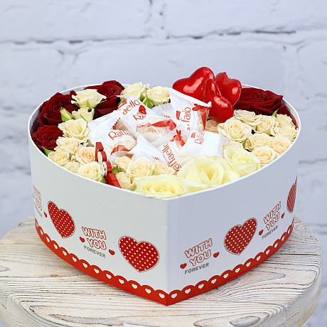 Коробка сердцем с розами и конфетами Рафаэлло - Фото 2