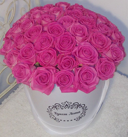 51 розовая роза в большой белой шляпной коробке - Фото 1
