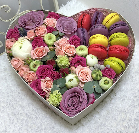 Коробка с цветами и макарунами большая 2 - Фото 1