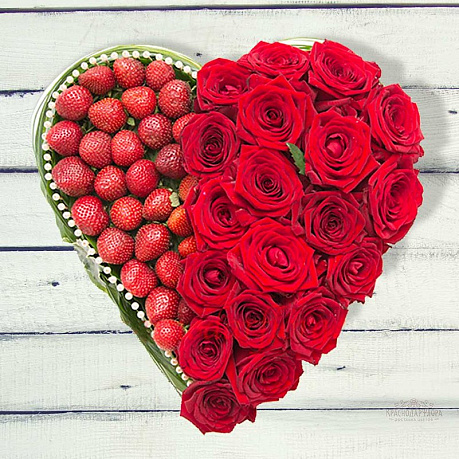 Сердце из красных роз с клубникой - Фото 1