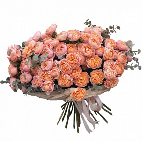 Большой букет из 19 пионовидных роз и декоративной зелени