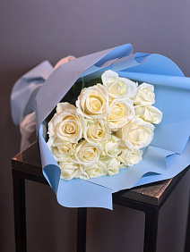 15 белых роз 60 см