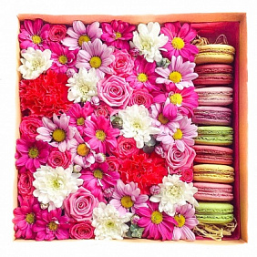 Коробка с цветами и макарунами средняя 25