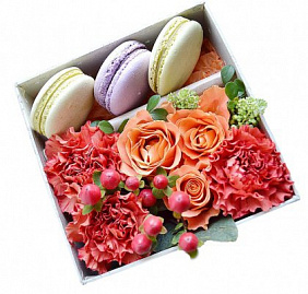 Цветы в коробке с пирожными макарони мини 2