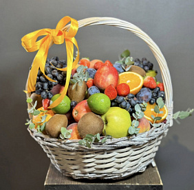 Корзина с фруктами Летняя пора