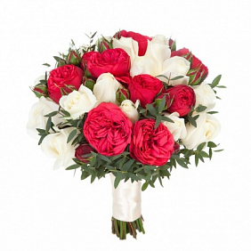 Букет невесты из пионовидных роз Ред Пиано и белых роз