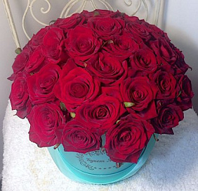 35 красных роз в средней шляпной коробке Тиффани