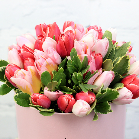 51 розовый тюльпан в средней шляпной коробке - Фото 3