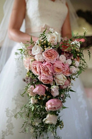 Каскадный букет невесты из роз Дэвида Остина и кустовых роз