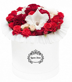 Амариллис и розы в средней шляпной коробке