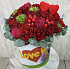 Пионовидные розы и гиперикум средней шляпной коробке Love is - Фото 1