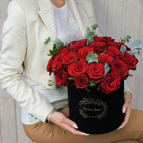 25 красных роз в коробке с эвкалиптом