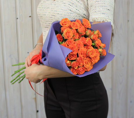 Букет оранжевых кустовых роз - Фото 1