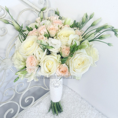 Букет невесты из эустомы и розы «Весенняя нежность» - Фото 1
