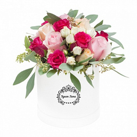 Розы с декоративной зеленью в средней шляпной коробке