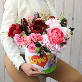 Цветы в коробке Love is