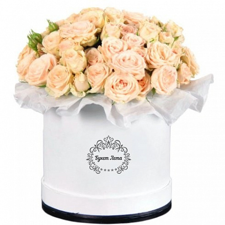 Кремовые кустовые розы в шляпной коробке - Фото 1
