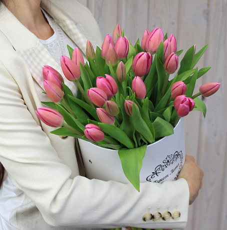 Розовые тюльпаны в шляпной коробке - Фото 1