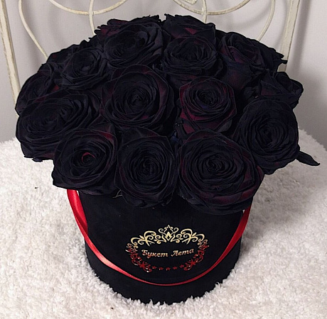 Черные розы в малой шляпной бархатной коробке - Фото 1