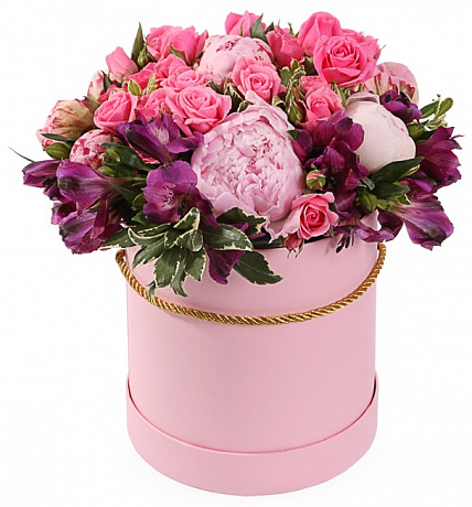 Пионы, кустовые розы и альстромерии в шляпной коробке - Фото 1