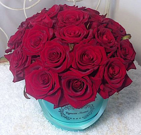 19 красных роз в малой шляпной коробке Тиффани