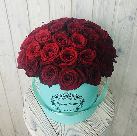 35 красных роз в средней шляпной коробке Тиффани - Фото 2