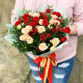 Букет из 15 красных и кремовых кустовых роз
