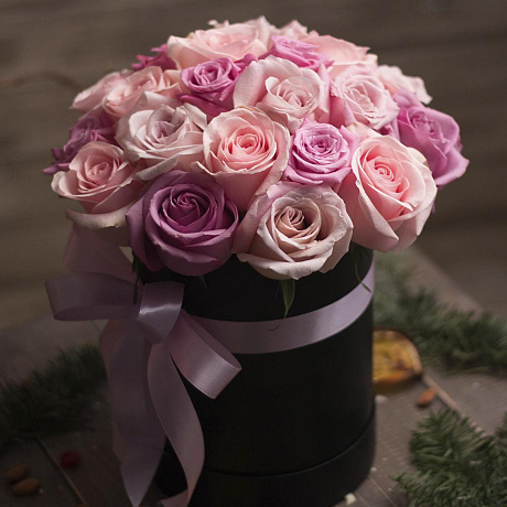 25 розовых и кремовых роз в средней шляпной коробке - Фото 1