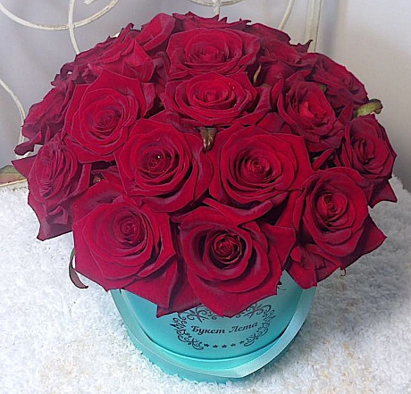19 красных роз в малой шляпной коробке Тиффани - Фото 1