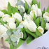 Белые тюльпаны в шляпной коробке  - Фото 5
