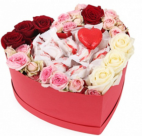 Коробка сердцем с розами и конфетами Рафаэлло