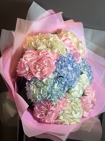 Букет из 11  разноцветных гортензий - Фото 1