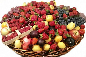 Огромная корзина ягод и фруктов