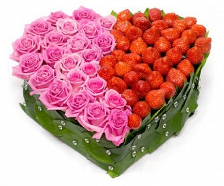 Сердце из розовых роз и клубники - Фото 1