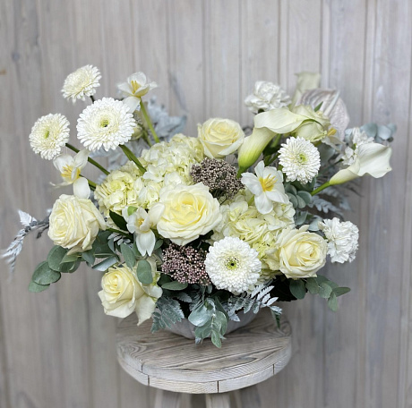 Белоснежный букет цветов в тыкве - Фото 1