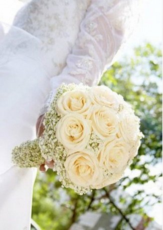 Букет невесты из кремовых роз и гипсофилы - Фото 1