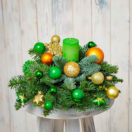Новогодняя композиция на стол с зеленой свечой - Фото 2