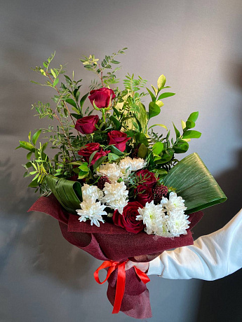 Букет из роз, хризантем и скимии - Фото 1