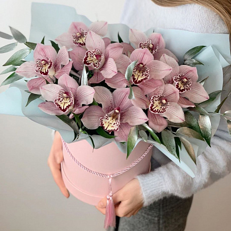 розовые орхидеи с зеленью в  шляпной коробке - Фото 1