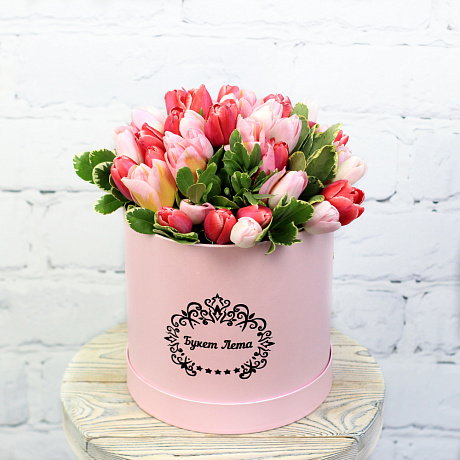 51 розовый тюльпан в средней шляпной коробке - Фото 1