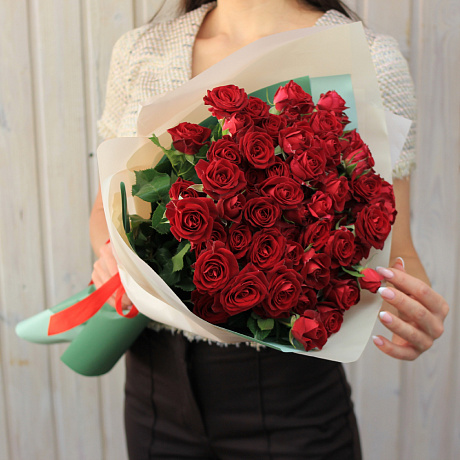 Букет красных кустовых роз - Фото 1