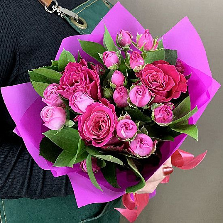 Букет из одноголовых и кустовых розовых роз  - Фото 1