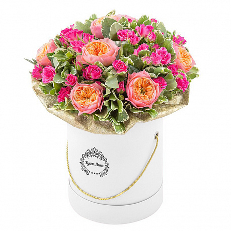 Пионовидные и кустовые розы с зеленью в шляпной коробке - Фото 1