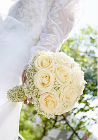 Букет невесты из кремовых роз и гипсофилы