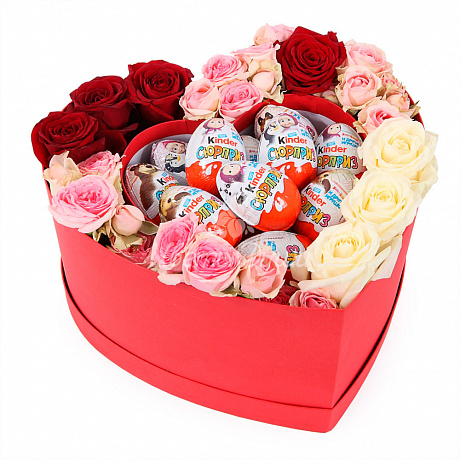 Коробка сердцем с розами и киндерами - Фото 1