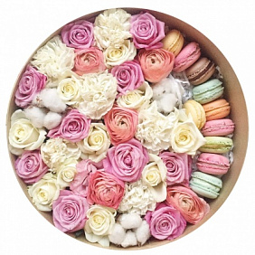 Розовая коробка с цветами и макарони средняя 19